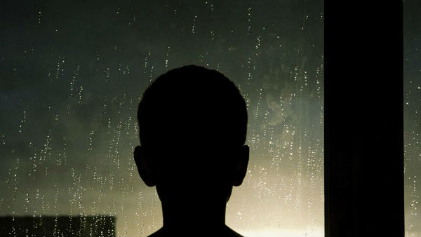 చిన్న గాయాలతో బయటపడిన చిన్నారి చిన్న గాయాలతో బయటపడిన చిన్నారి