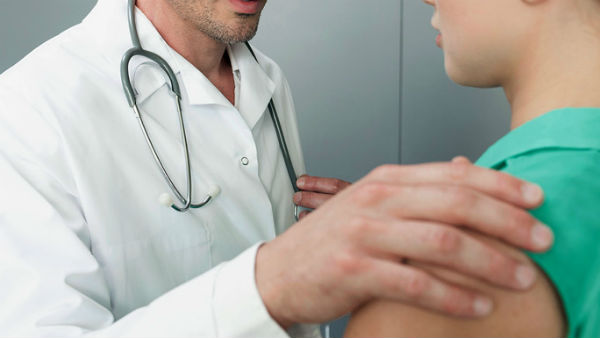 చెప్పుతో కొట్టినా మారని ఉన్నతాధికారి .. బయోమెట్రిక్ లో హాజరు వెయ్యకుండా ఇబ్బంది 