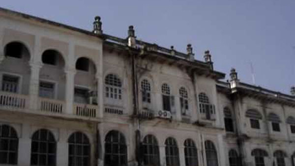 ఎర్రమంజిల్లోని 12 ఎకరాలకు భూ వివాదం... పరిహారం కేసు కోర్టులో ఉందని పేర్కొన్న నిజాం వారసులు ఎర్రమంజిల్లోని 12 ఎకరాలకు భూ వివాదం... పరిహారం కేసు కోర్టులో ఉందని పేర్కొన్న నిజాం వారసులు