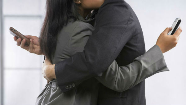 డబ్బు సంపాదనకు అమ్మాయిల ట్రాప్ 