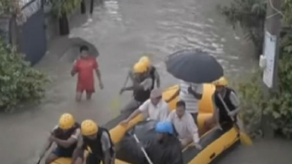 12 జిల్లాలను వణికిస్తున్న వర్షాలు