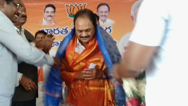 కృష్ణా నది కరకట్ట నిర్మాణాల నోటీసులపై మధ్యంతర ఉత్తర్వులు ఇవ్వాలని పిటీషన్ వేసిన గోకరాజు గంగరాజు 