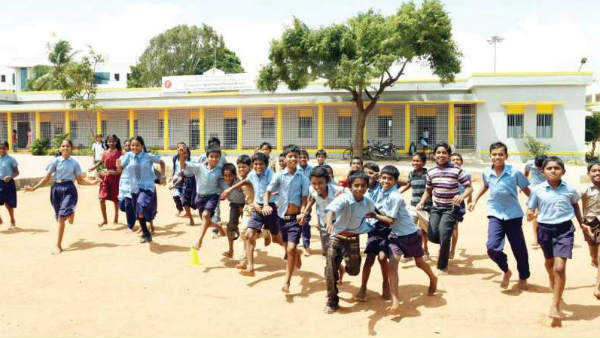బడికి పునరుజ్జీవం.. గ్రామస్తుల సంబరాలు