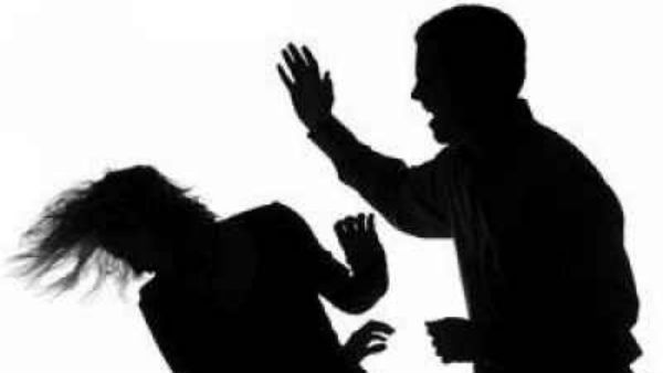 భార్యను రాళ్ళు, కర్రతో మోది చంపి .. తానూ ఆత్మహత్య చేసుకున్న భర్త భార్యను రాళ్ళు, కర్రతో మోది చంపి .. తానూ ఆత్మహత్య చేసుకున్న భర్త