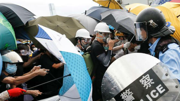 పార్లమెంటులో నిరసనకారుల విధ్వంసం