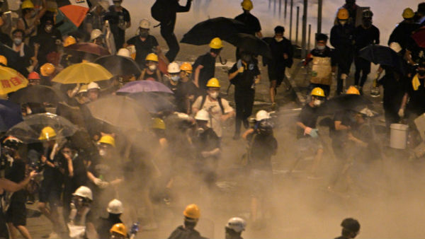 టియర్ గ్యాస్ ప్రయోగించిన పోలీసులు