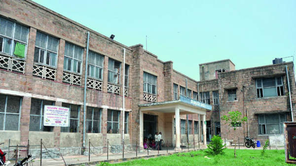 కాంట్రాక్ట్ పొడిగించుకునేందుకు విశ్వ ప్రయత్నాలు