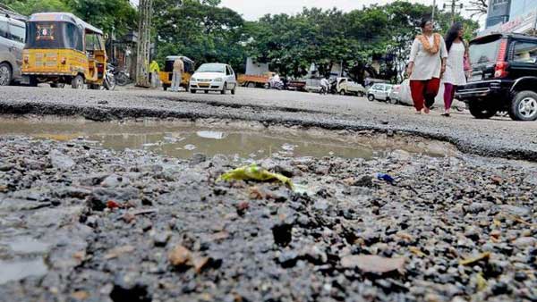 చినుకు పడితే చిత్తడే..! నడవడానికి వీలులేకుండా మారిన కాలనీ రోడ్లు..!!