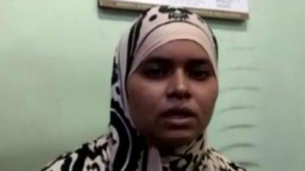 ఇష్రాత్ జహాన్ ఇంటిని చుట్టుముట్టిన ముస్లింలు ఇష్రాత్ జహాన్ ఇంటిని చుట్టుముట్టిన ముస్లింలు