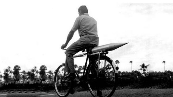  1963లో రాకెట్ విడిభాగాన్ని సైకిల్‌పై మోసుకెళుతున్న ఉద్యోగి