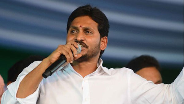 తొక్కిసలాట‌..స్పృహ త‌ప్పిన మ‌హిళ‌..