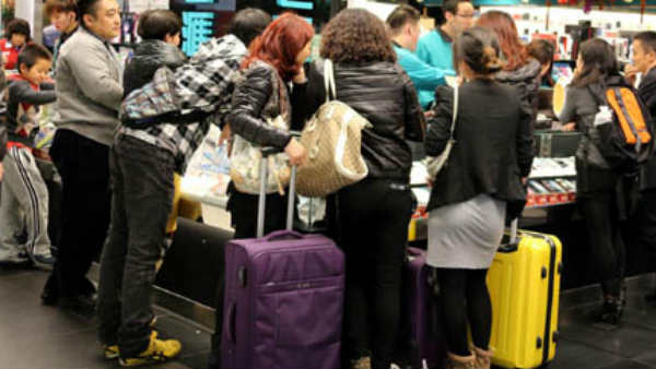 మోసపోతున్న కస్టమర్లు, బ్రాండ్ అంబాసిడర్లపై కేసులు