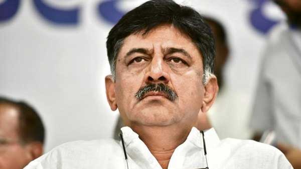 శివకుమార్‌ను అడ్డుకున్న పోలీసులు