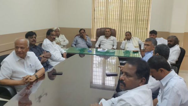 అధికారం కోసం ఒక్కటయ్యారు.. అధికారం కోసం ఒక్కటయ్యారు..