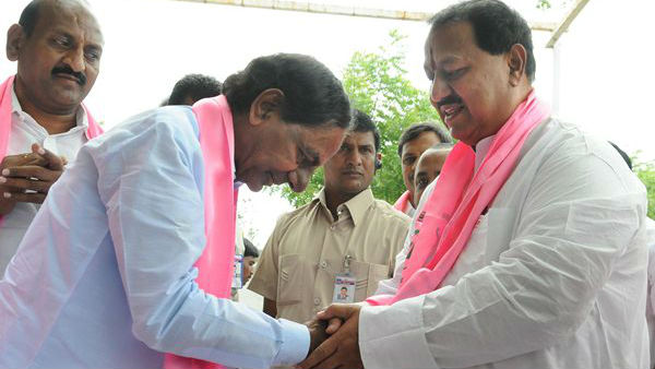ఎన్ని ఫిర్యాదులు చేసినా టీఆర్ఎస్ ను వీడని డీఎస్ ఎన్ని ఫిర్యాదులు చేసినా టీఆర్ఎస్ ను వీడని డీఎస్