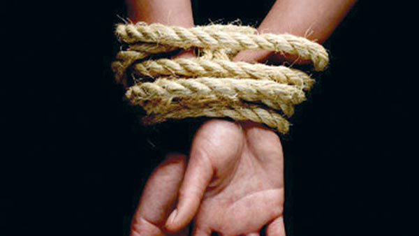  కారులో వచ్చాడు.. మాట కలిపాడు.. యువతిని కిడ్నాప్ చేశాడు