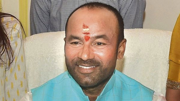 భారీ ఫిరాయింపులు ఉన్నాయని బీజేపీ నేతలు చెప్తున్న నేపధ్యంలో కిషన్ రెడ్డితో వల్లభనేని భేటీ హాట్ టాపిక్