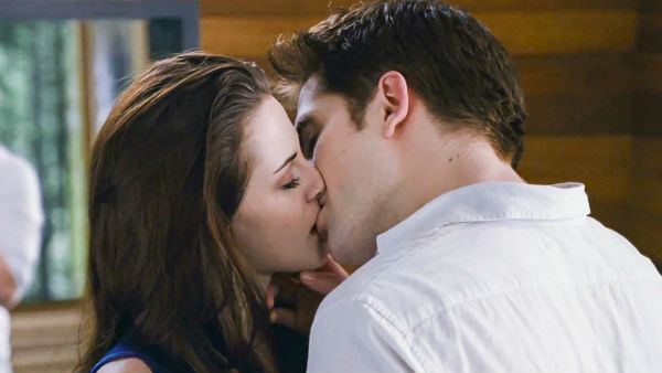 శృంగారం సమయంలో ముద్దుపెట్టే వారిలోనే వ్యాధి అధికం