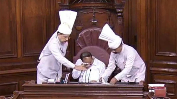 Venkaiah Naidu breaks down as Rajya Sabha mourns death of Jaipal Reddy Venkaiah Naidu breaks down as Rajya Sabha mourns death of Jaipal Reddy