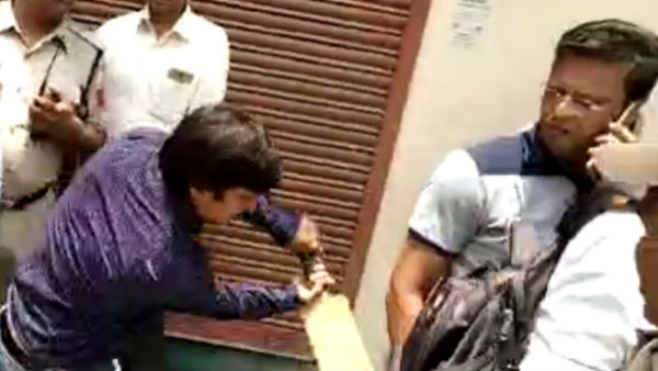 ఇండోర్ లో మున్సిపల్ అధికారిపై క్రికెట్ బ్యాట్‌తో దాడి