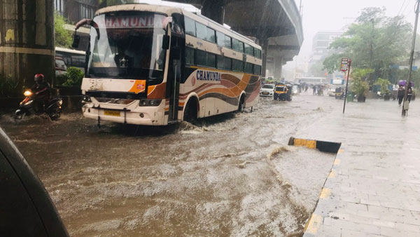 ముంబైలో వర్షాలు.. రైళ్ళ రాకపోకలకు తీవ్ర అంతరాయం