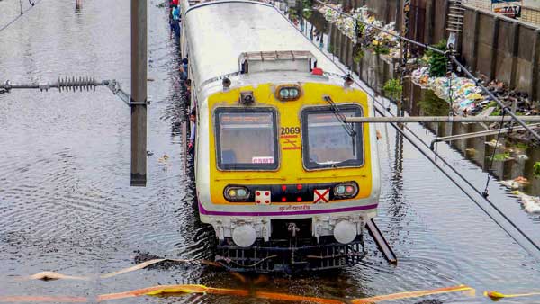 రత్నగిరిలో కొట్టుకుపోయిన ఇళ్లు రత్నగిరిలో కొట్టుకుపోయిన ఇళ్లు