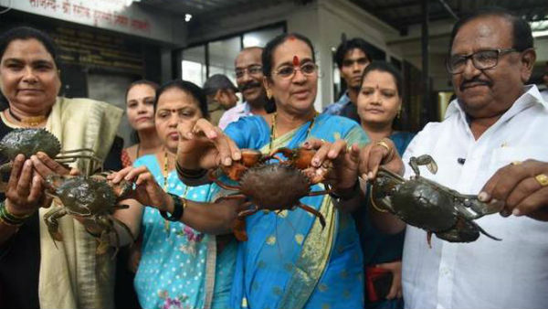 ఎన్సీపీ నేతలకు అస్త్రం.. పోలీస్ స్టేషన్‌కు పీతలు