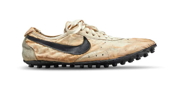 రికార్డు ధర పలికిన స్నీకర్స్