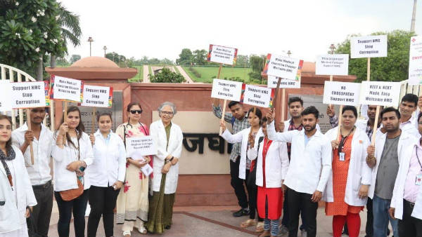 తెలుగురాష్ట్రాల్లో కొనసాగుతున్న వైద్యుల ఆందోళన ... ఎమర్జన్సీ సేవల కొనసాగింపు తెలుగురాష్ట్రాల్లో కొనసాగుతున్న వైద్యుల ఆందోళన ... ఎమర్జన్సీ సేవల కొనసాగింపు