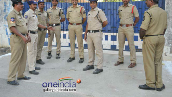 పోలీసుల‌తో వాగ్వివాదం..