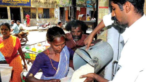 తెలంగాణాలో రేషన్ తీసుకున్న ఏపీ వాసులు ... రేషన్ పోర్టబులిటీలో తెలంగాణా ముందడుగు తెలంగాణాలో రేషన్ తీసుకున్న ఏపీ వాసులు ... రేషన్ పోర్టబులిటీలో తెలంగాణా ముందడుగు