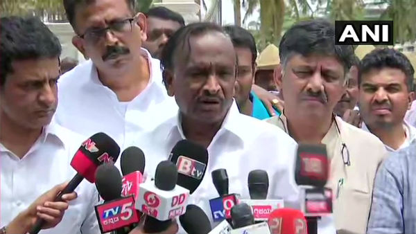  ముంబై నుంచి షిర్డీకి వెళ్లిన రెబెల్ ఎమ్మెల్యేలు