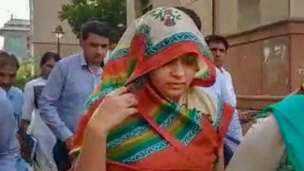 Rohit Shekhar Tiwari, Wife Apoorva Shukla, Learns Tarot To Read Future Rohit Shekhar Tiwari, Wife Apoorva Shukla, Learns Tarot To Read Future