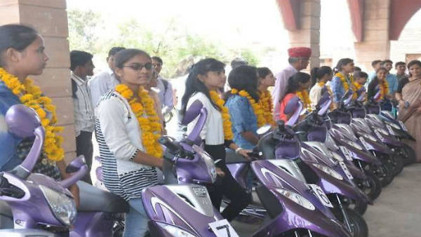  ఉచిత స్కూటీ పథకం ఫేక్ అని తేల్చిన ఫ్యాక్ట్ లీ సంస్థ .. అలాంటి స్కీం లేదన్న సర్కార్ 