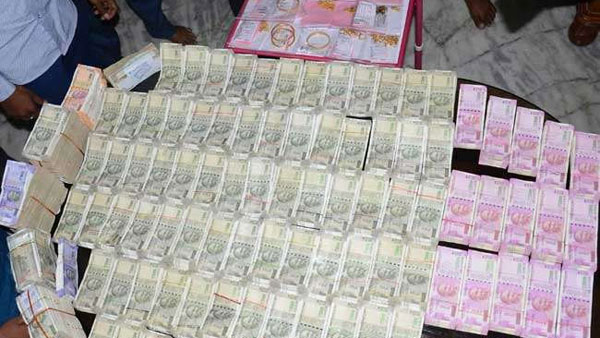  ఉత్తమ తహసీల్దార్ ఇంట్లో కట్టలే కట్టలు..! అవాక్కైన అదికారులు..!!