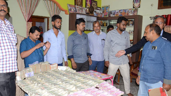 డబ్బుతో పాటు బంగారం..! ఆశ్చర్యపోతున్న అదికారులు..!!
