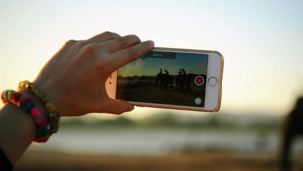 బ్రిడ్జిపై డేంజరస్ స్టంట్లు