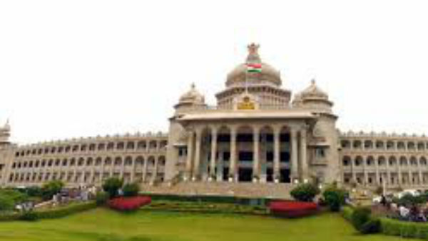 పోలీసుల నవ్వులు పోలీసుల నవ్వులు