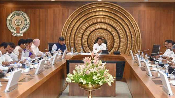 మద్యలో జగన్ అటు 13..ఇటు 12 మంది.. మద్యలో జగన్ అటు 13..ఇటు 12 మంది..