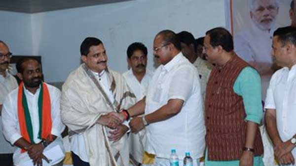 బీజేపీలో చేరిన తరువాత తొలిసారిగా.. బీజేపీలో చేరిన తరువాత తొలిసారిగా..