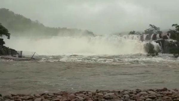  భారీగా వరద నీరు.. బొగతకు జలకళ