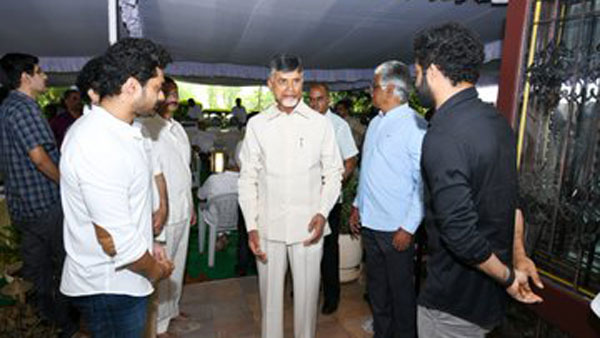 రాజకీయాలు ప్రస్తావనకు రాలేదంటోన్న కుటుంబ సభ్యులు..