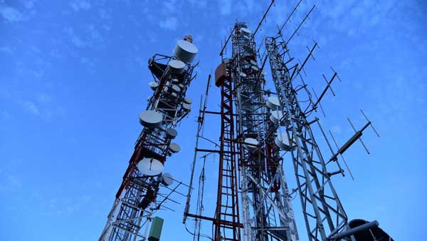 ప్రేమించిన అమ్మాయితో పెళ్లి జరగకపోతే ఆత్మహత్య చేసుకుంటానని సెల్ టవర్ ఎక్కిన యువకుడు 