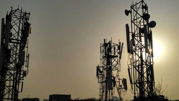 తల్లి దిగమన్నా దిగని సంపత్ కుమార్ ... పోలీసులు కేసు నమోదు 