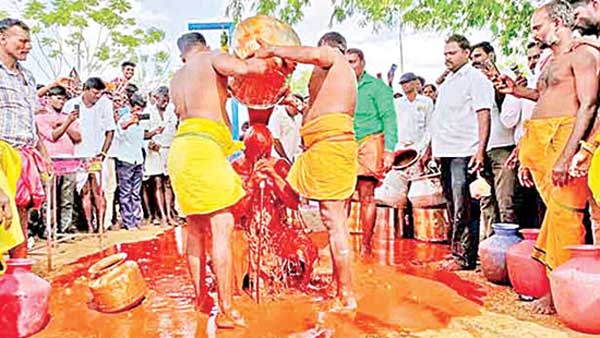 కరుప్పు స్వామి ఆలయంలో వింత అభిషేకం ... అనాదిగా వస్తున్న సాంప్రదాయం