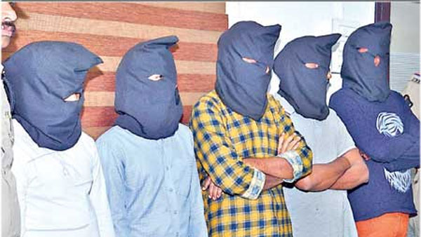 జైల్లో పరిచయం.. బయటకొచ్చి ఒక్కటయ్యారు..!