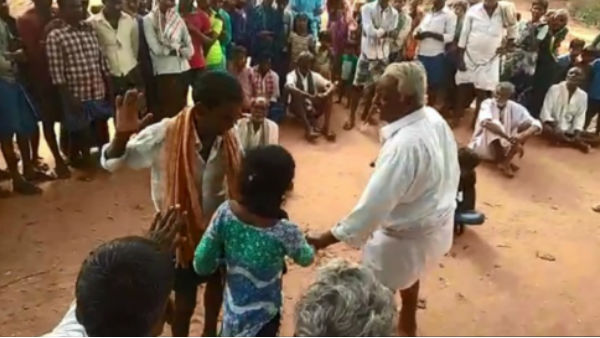 ఏడుస్తున్నా వదలకుండా బాలికను చిత్రహింసలకు గురి చేసిన పెద్ద .. చోద్యం చూసిన గ్రామస్తులు ఏడుస్తున్నా వదలకుండా బాలికను చిత్రహింసలకు గురి చేసిన పెద్ద .. చోద్యం చూసిన గ్రామస్తులు