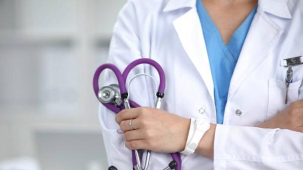 డాక్టర్ రాసిచ్చిన మందులు వాడి.. శరీరంపై బొబ్బలు రావడంతో..!