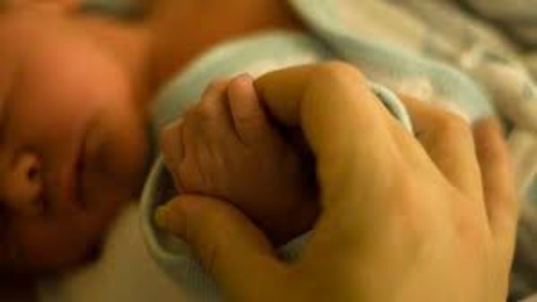 A pregnant woman has been deliverd with video watching in a cab in New York A pregnant woman has been deliverd with video watching in a cab in New York