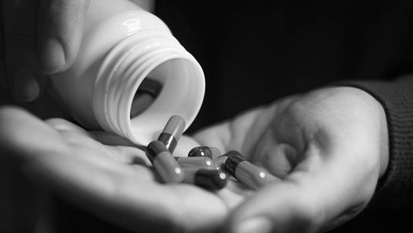 The young woman did not know how the drugs come into her drawer..!! The young woman did not know how the drugs come into her drawer..!!